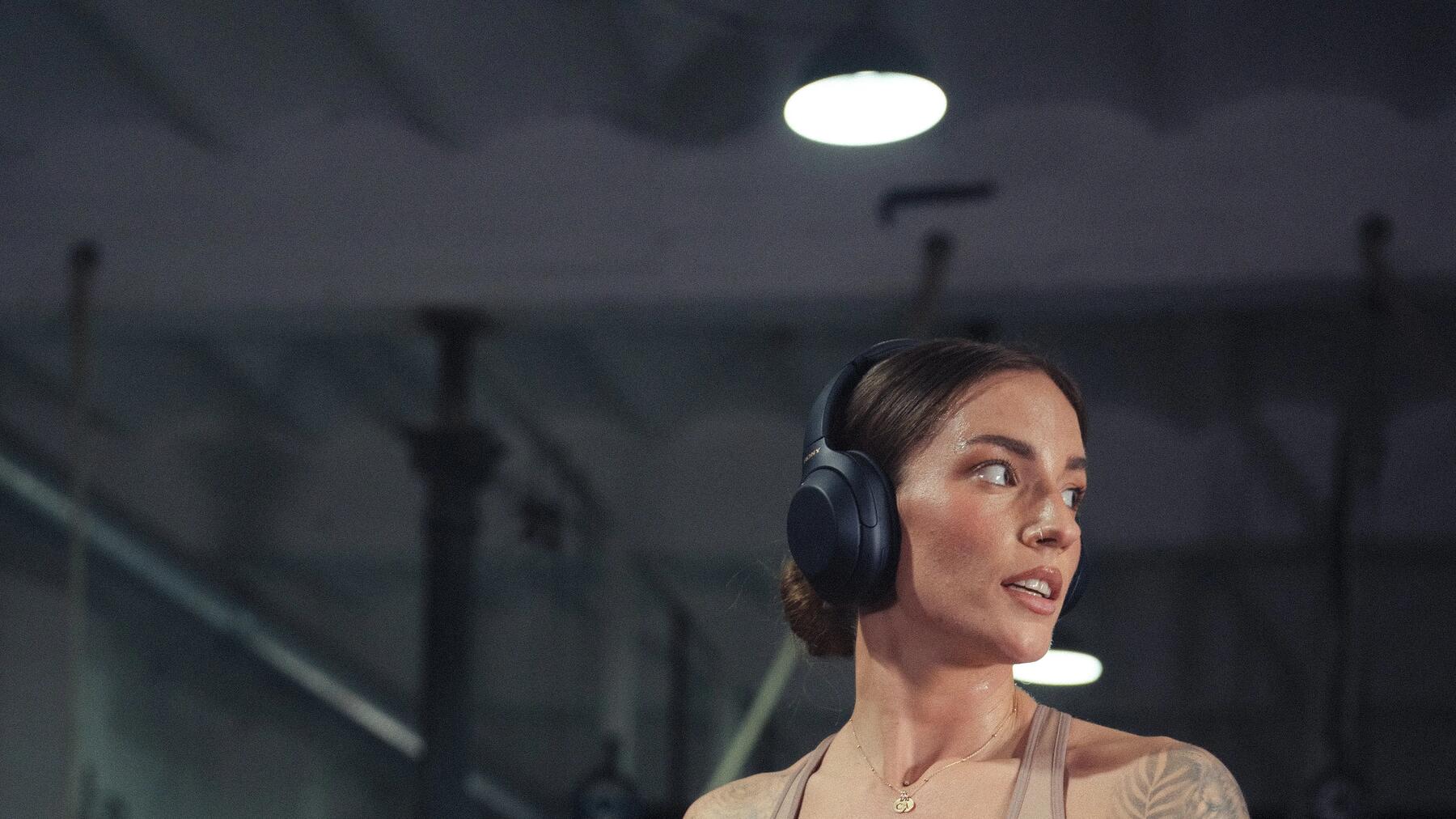 Frau betreibt Cardio nach dem Trainingsplan zum abnehmen im Fitnessstudio