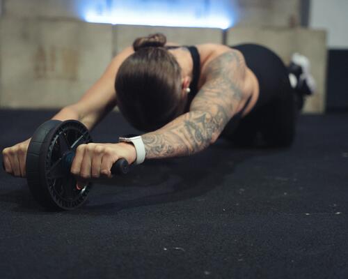 ABWHEEL: IDEAL PENTRU CONTURAREA MUȘCHILOR ABDOMINALI