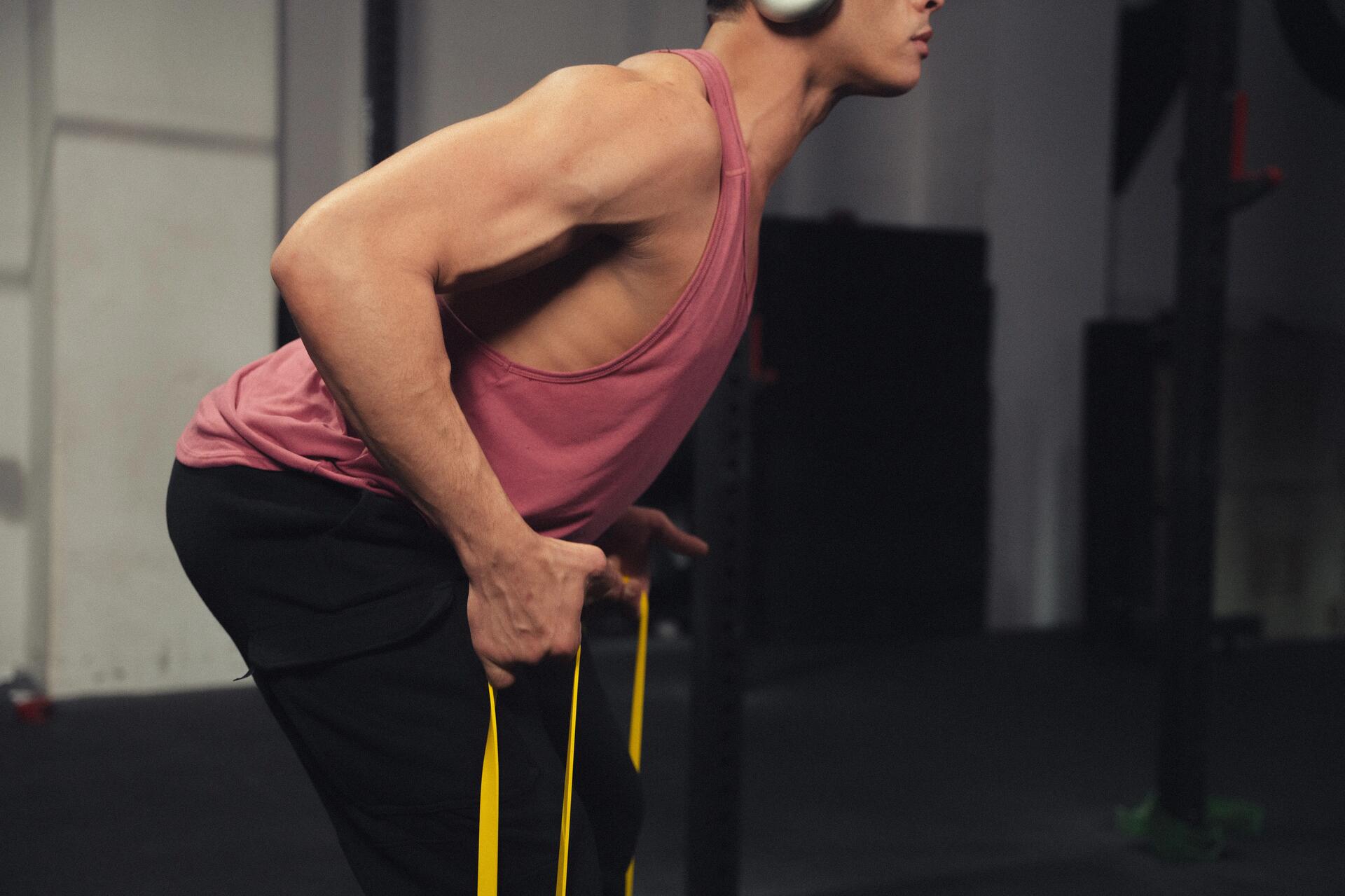 personnes faisant de la musculation à l'extérieur