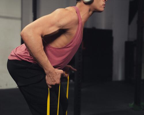 personnes faisant de la musculation à l'extérieur