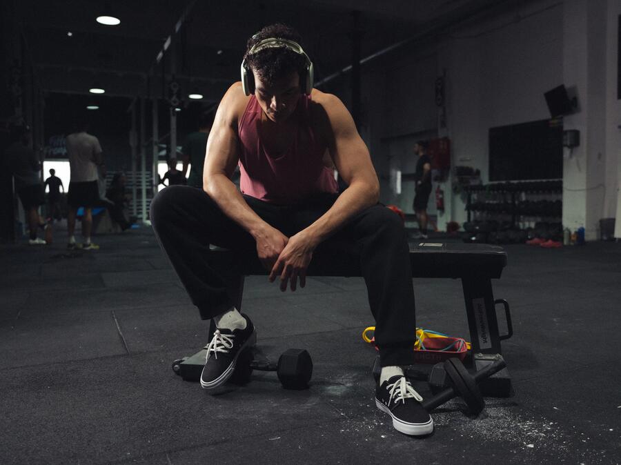 Top exerciții pentru biceps pe care le poți face la sală sau acasă