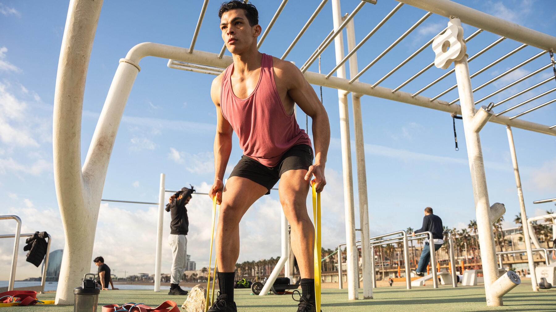 man die squats beoefent met elastische banden
