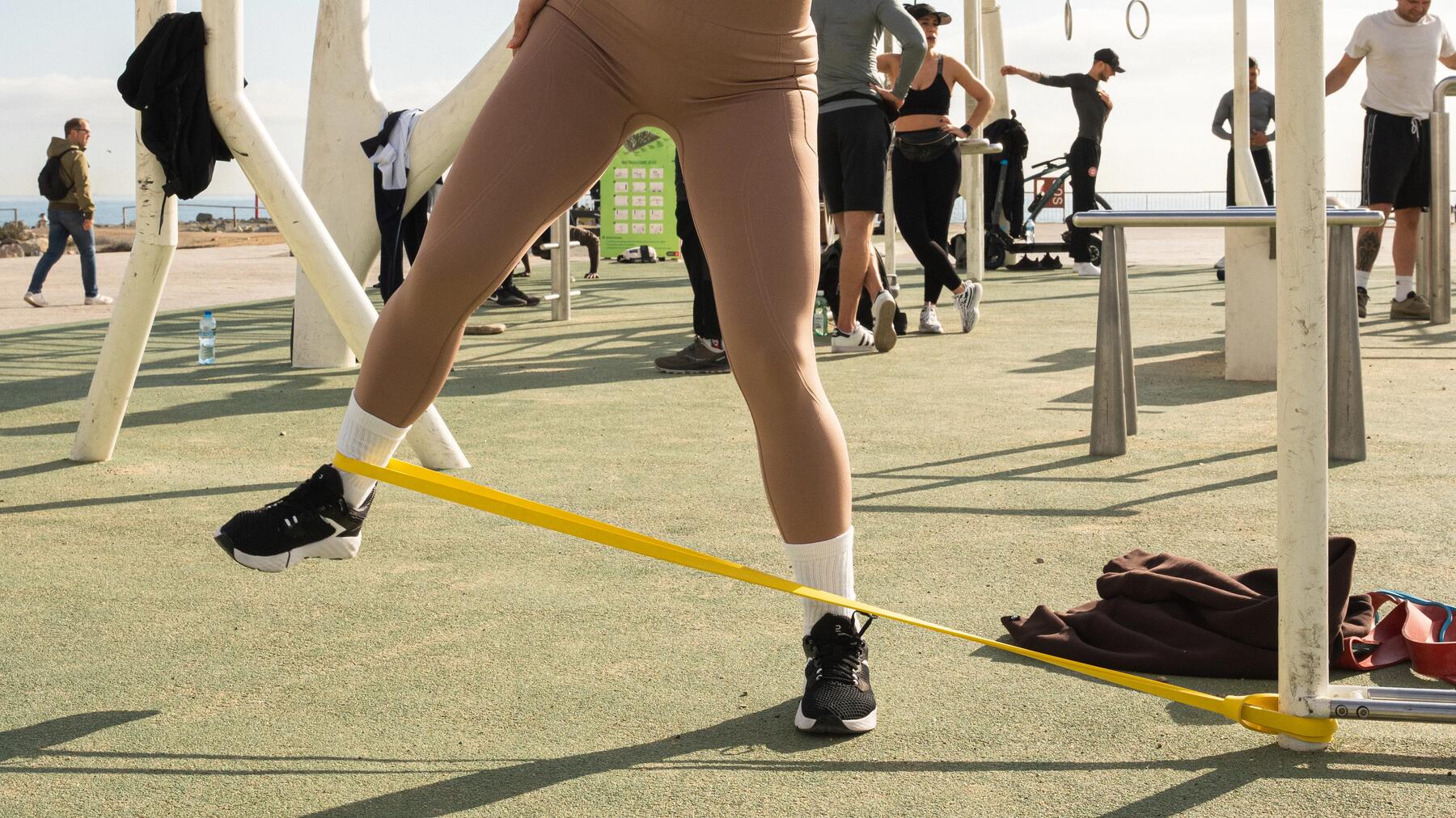 Mit Fitnessband den Quadrizps im Stehen dehnen