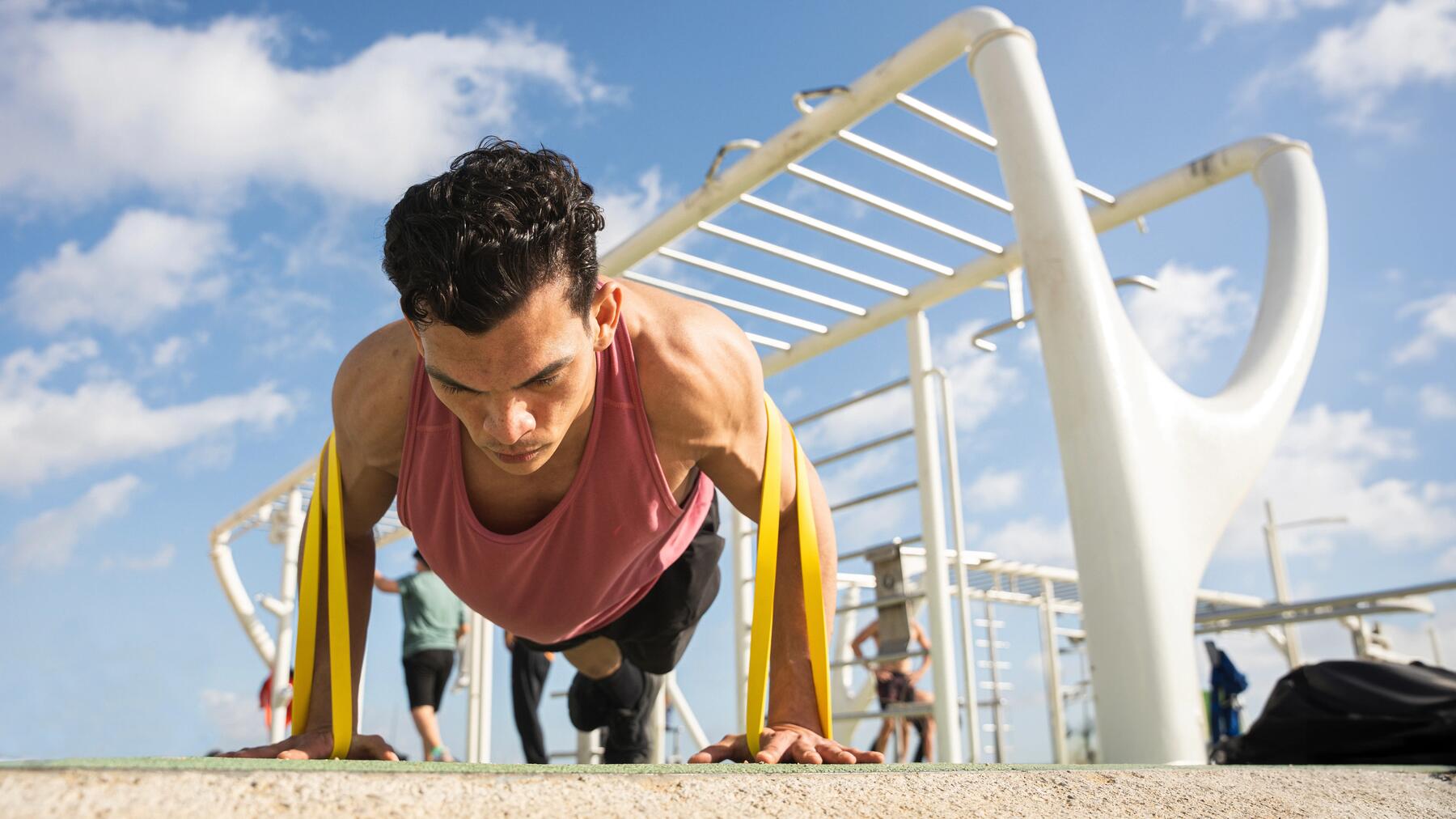 Calisthenics üben in einem Calisthenics-Park