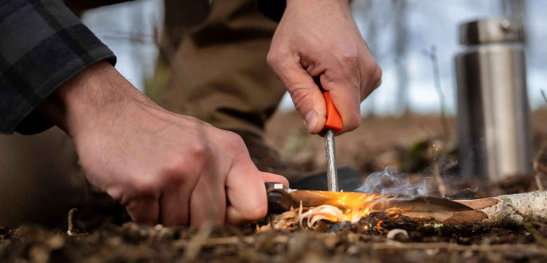 Tentative de faire un feu avec un couteau de bushcraft et un firesteel