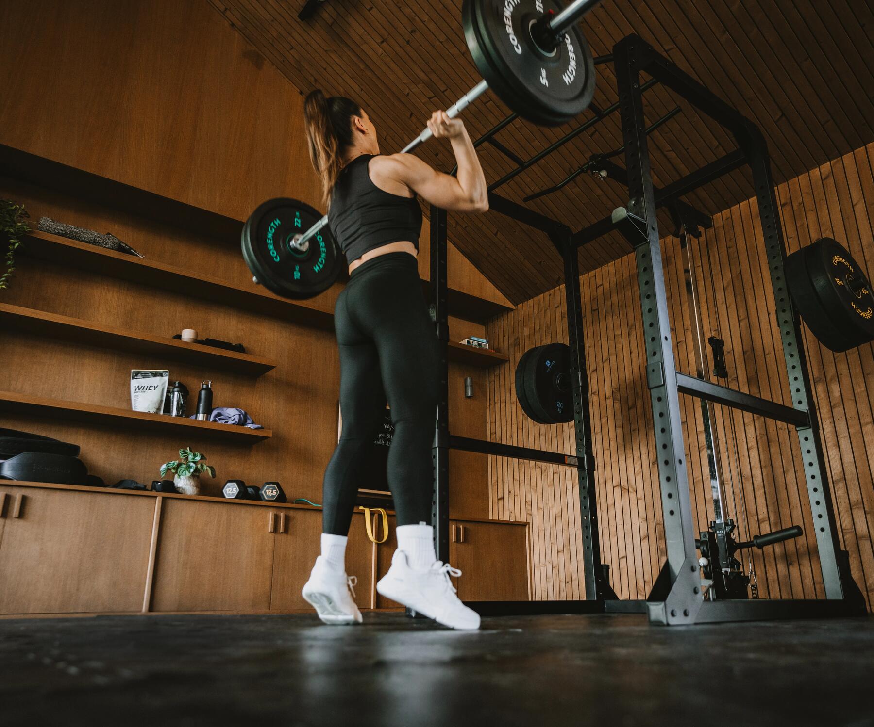 Mujer haciendo clean and jerk