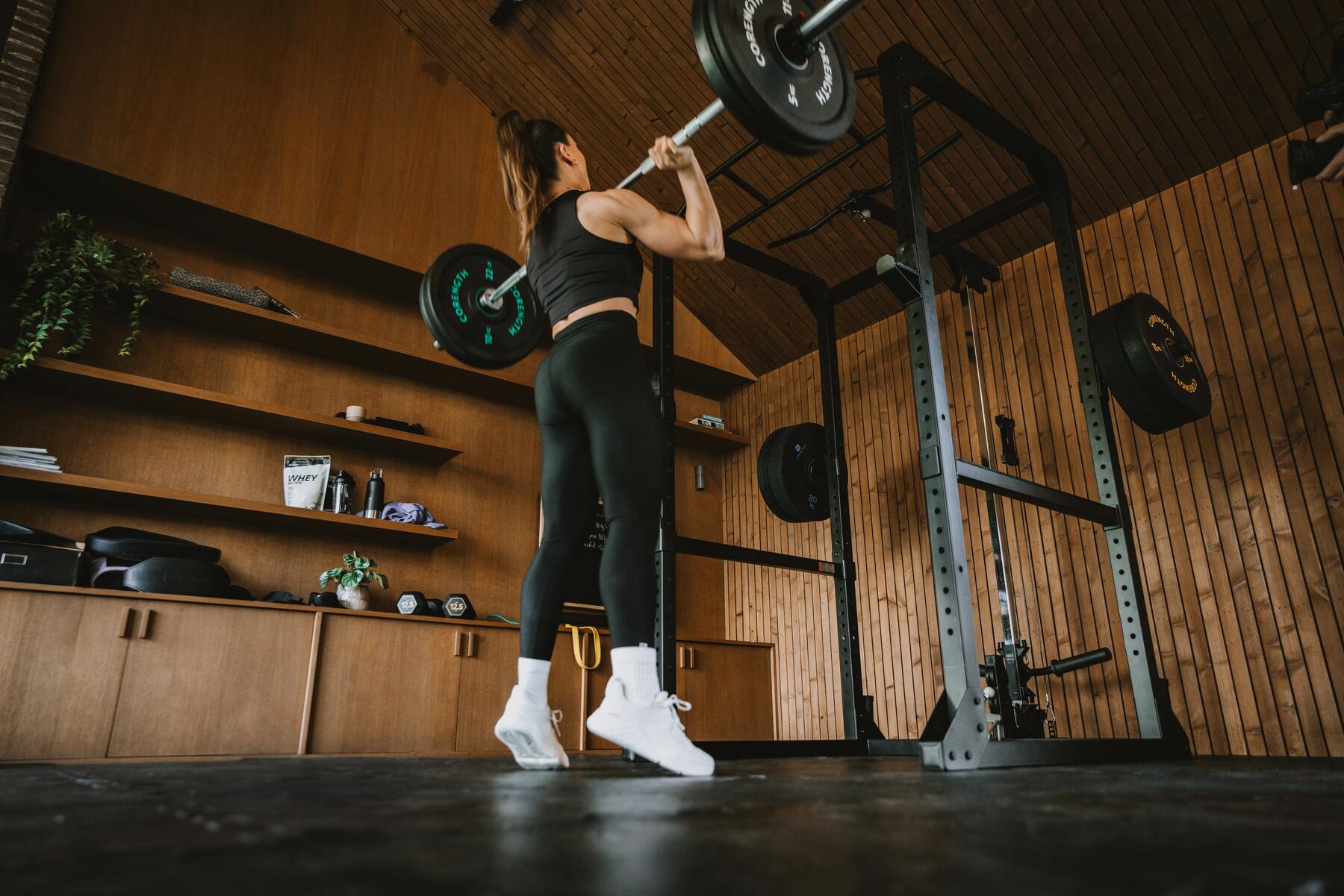 mujer haciendo Push press