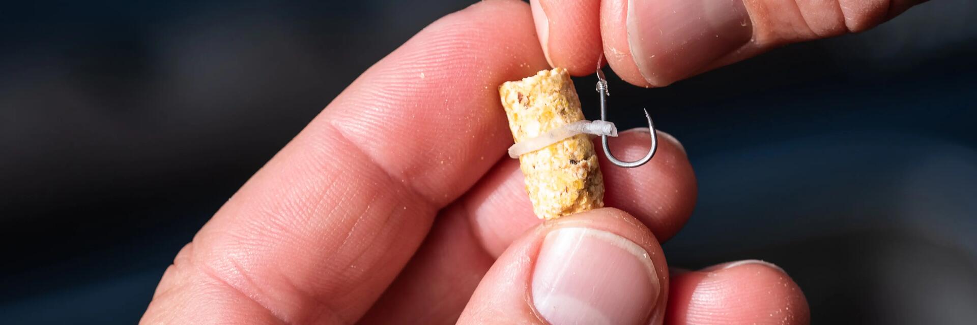 Ręka nabijająca pellet na haczyk