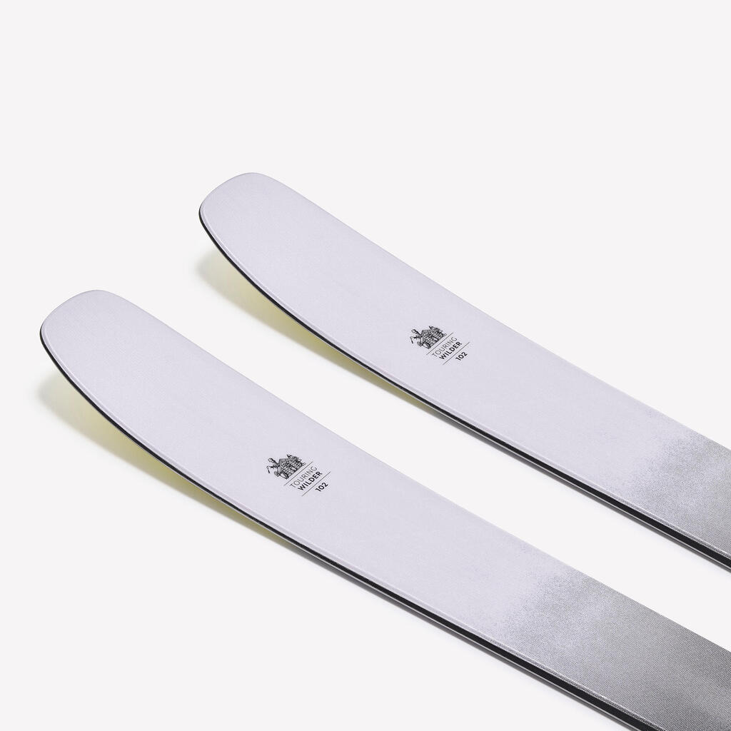 Cross-country skiing with bindings and skins, WILDER 102