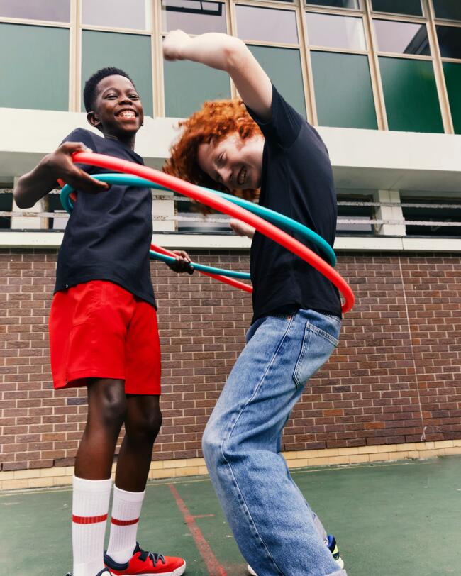 Zwei Jungs spielen mit zwei Gymnastikreifen.