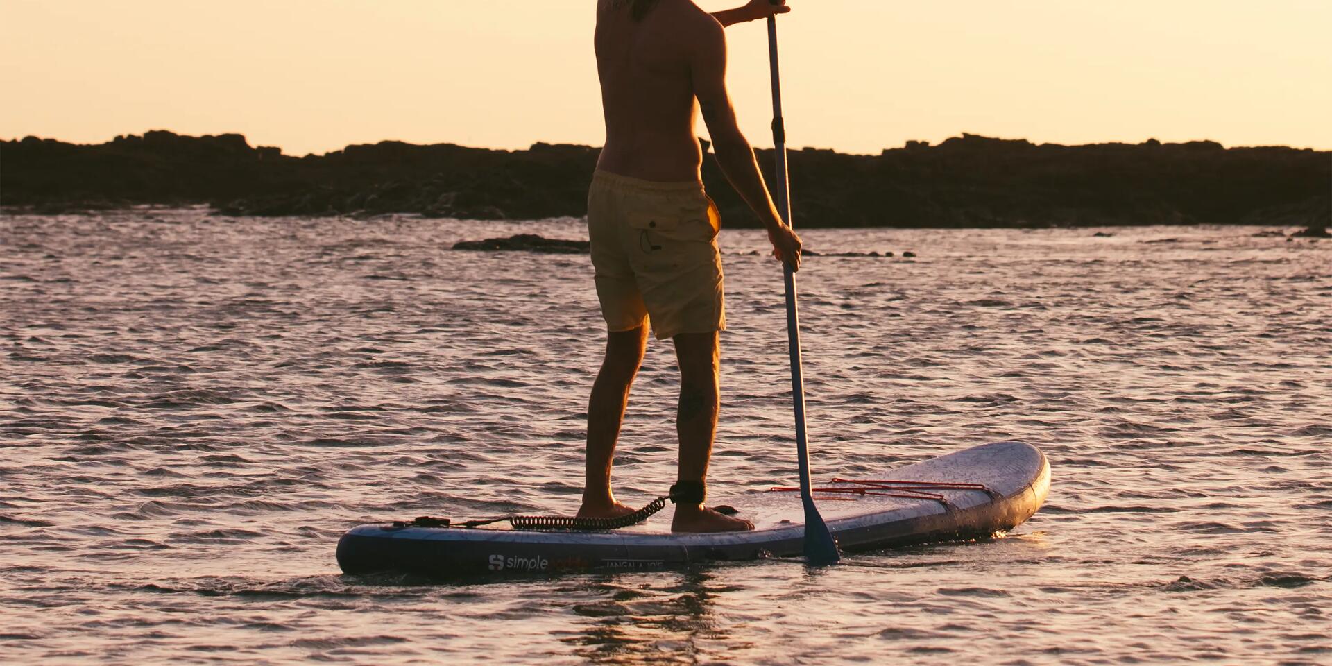 Photo femme sur un paddle
