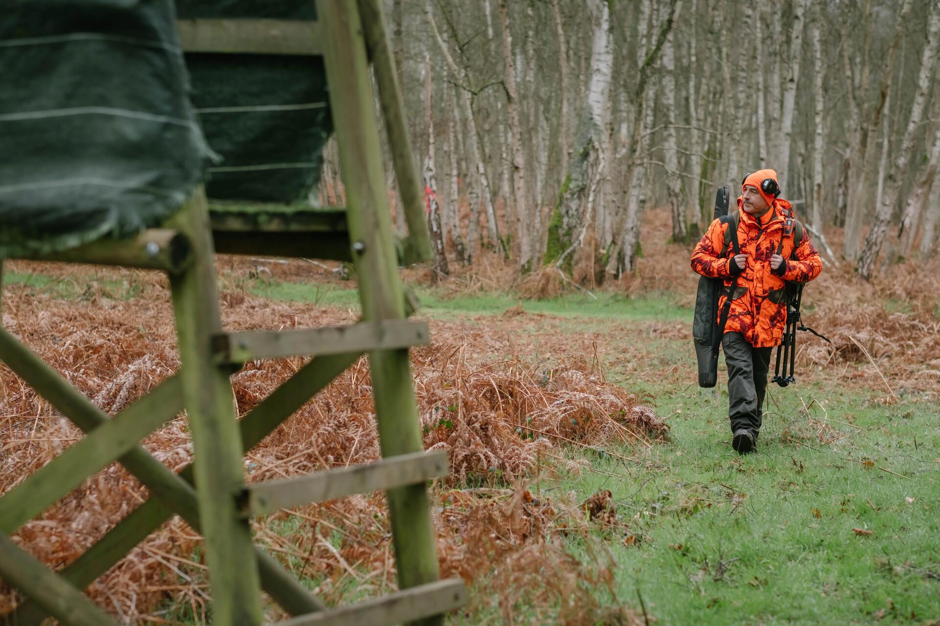 hombre con todo el material para una cacería