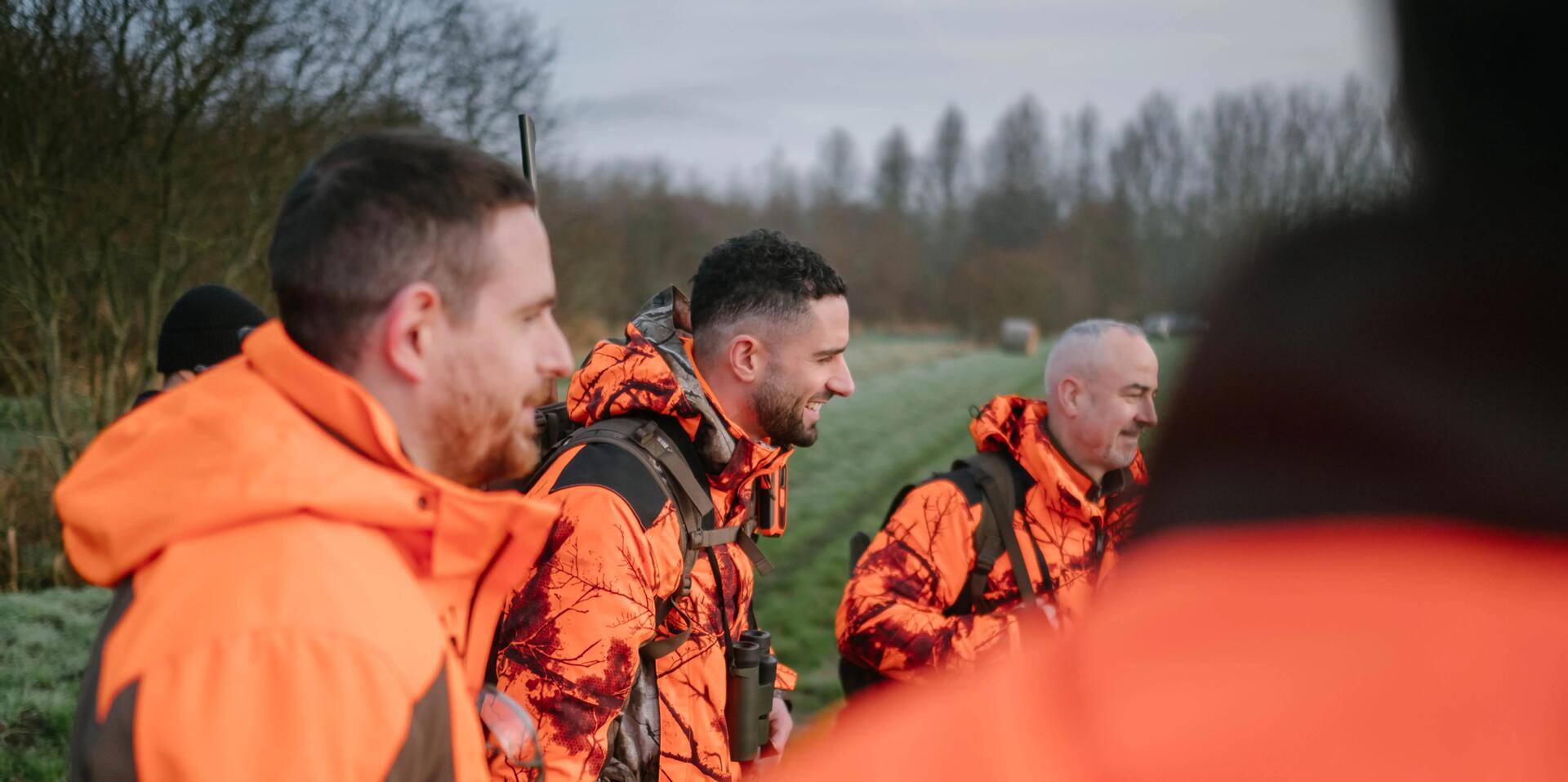 Un groupe de chasseur portant des vêtements fluo dits EPI