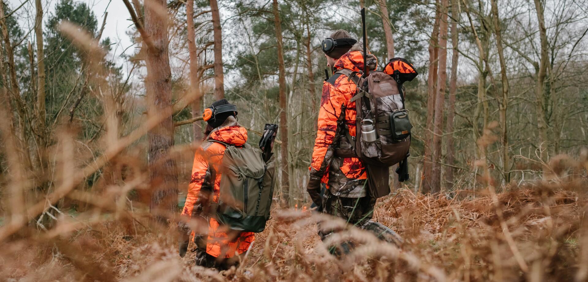 Deux chasseurs partant se poster avec leur matériel sur le dos