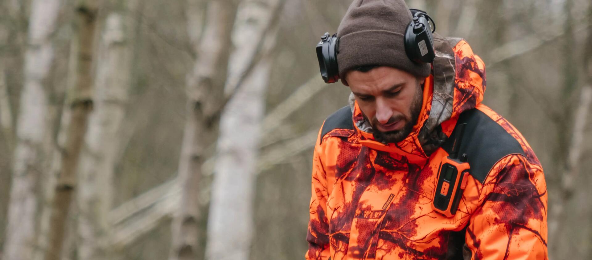 Un chasseur posté prépare son poste sur un mirador