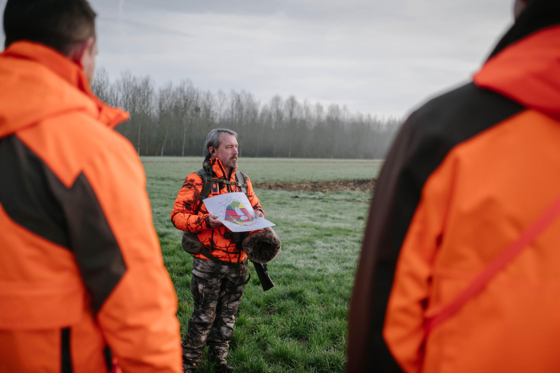 Une battue va débuter : c'est l'heure de préciser les consignes de chasse