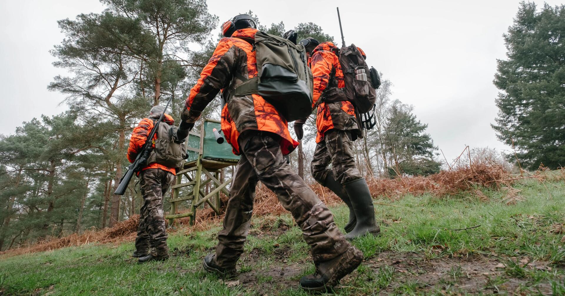 3 chasseurs en battue au grand gibier qui partent se poster avec leur matériel