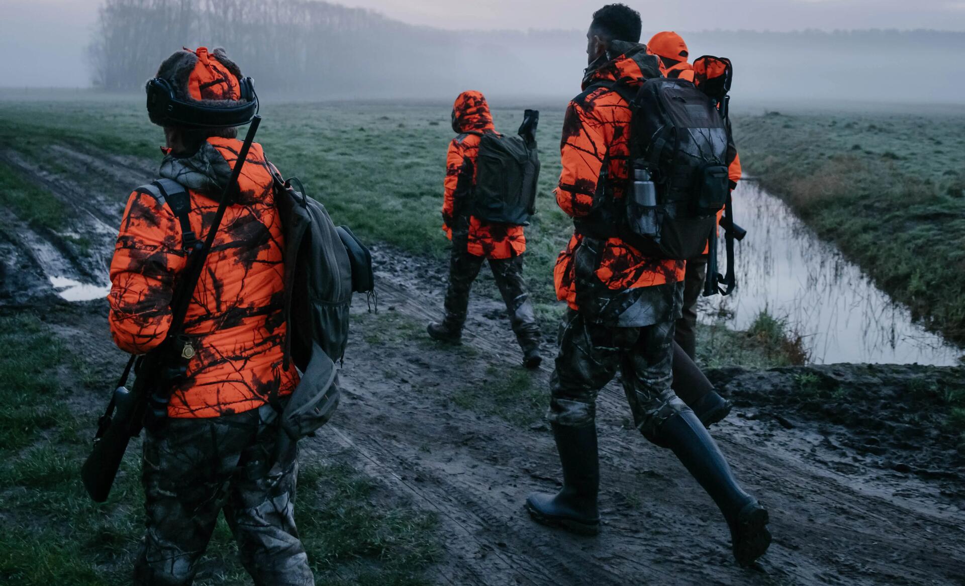 Battue au grand gibier : des chasseurs habillés en fluo vont se poster