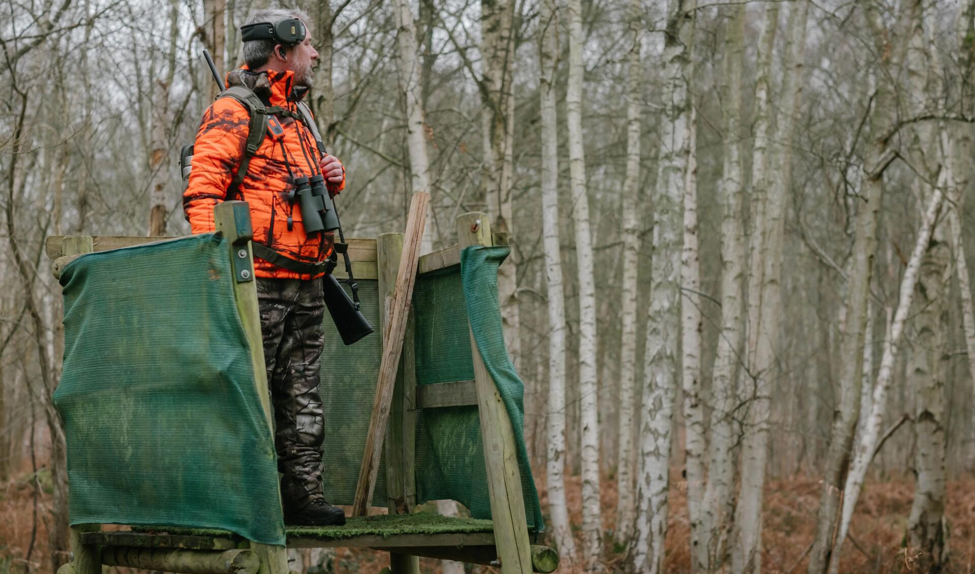 Un chasseur posté en battue de grand gibier sur un mirador