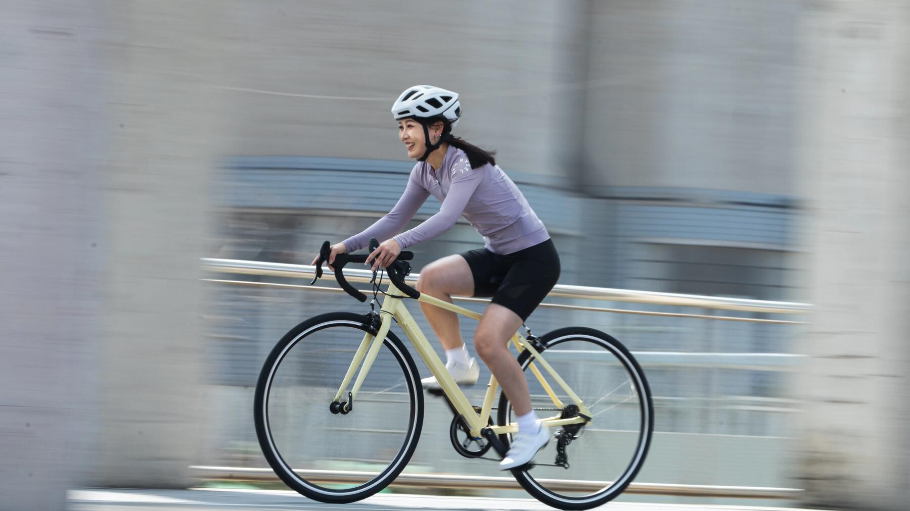 mujer en bicicleta de carretera