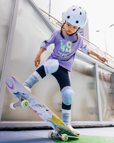 Dievča učiace sa na skateboarde
