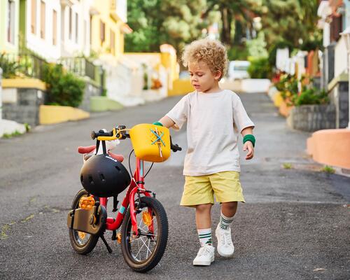 5 RECOMANDĂRI PENTRU A-L ÎNVĂȚA PE CEL MIC SĂ MEARGĂ PE BICICLETĂ
