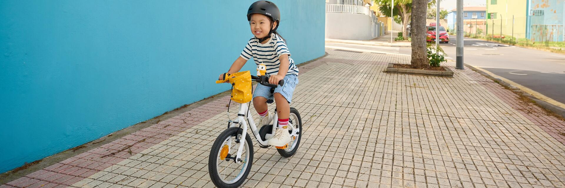 klein kind op een witte fiets