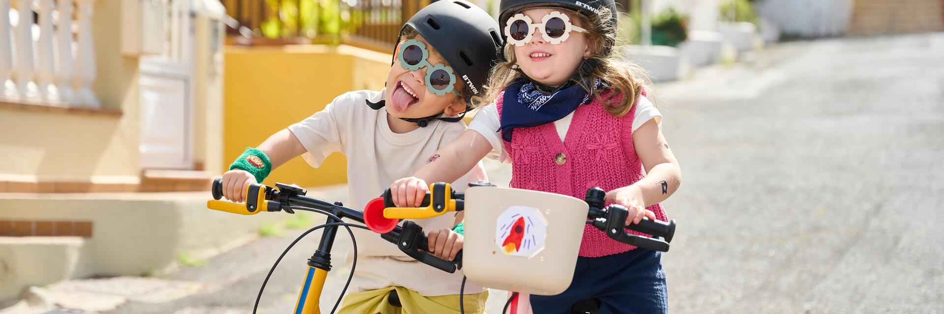 twee kindjes op de fiets op straat