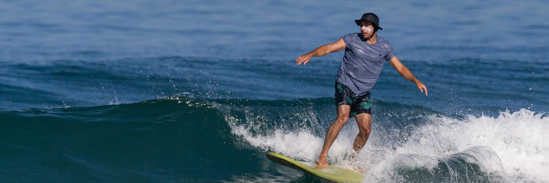 Mężczyzna pływający na surfingu w Polsce