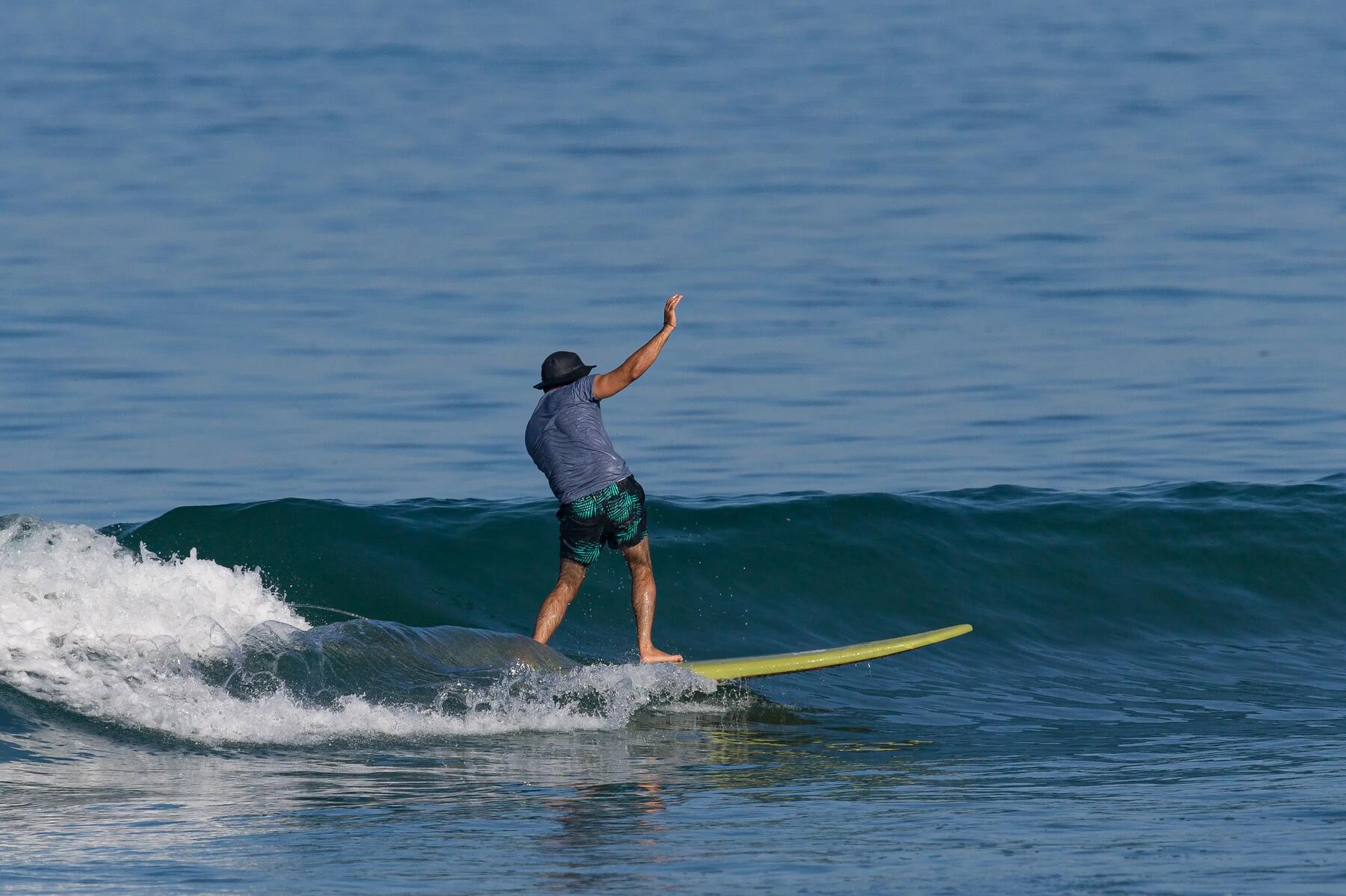 hombre haciendo surf