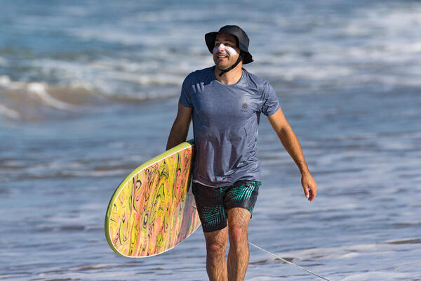 Hombre haciendo surf