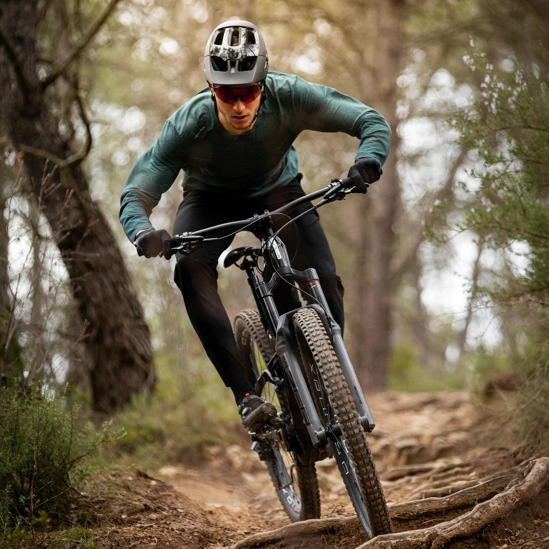 Rowerzysta jadący na rowerze mtb po górach z oponami zwijanymi