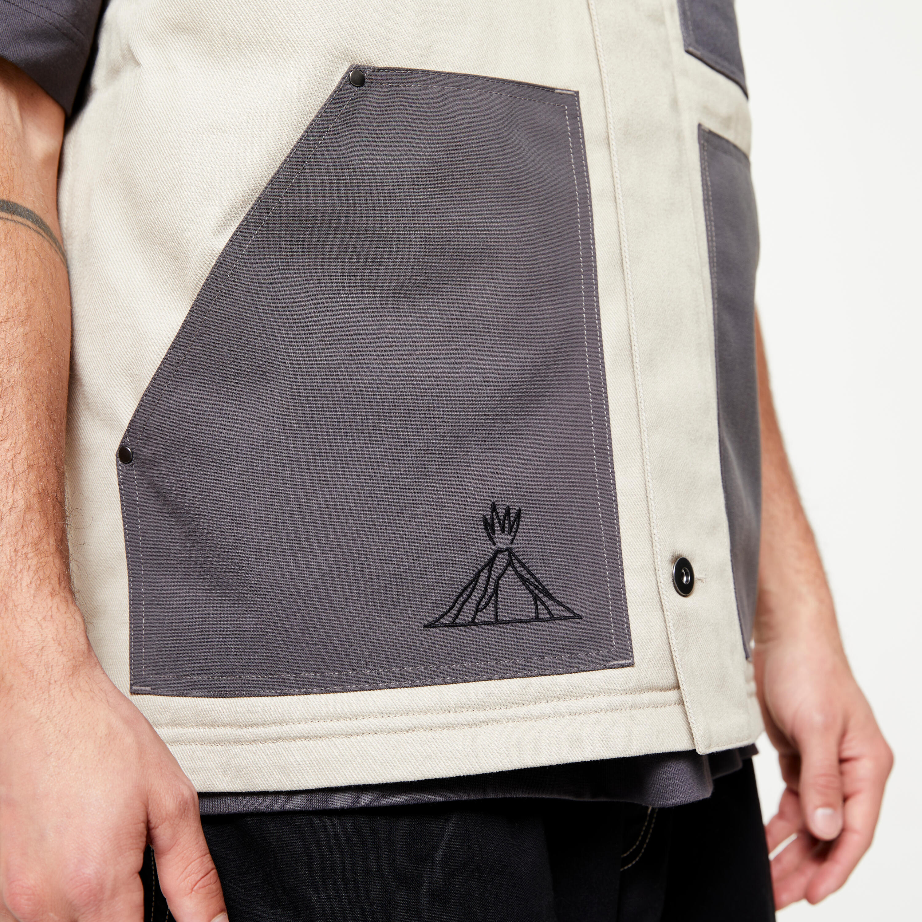 CHALECO DE SKATEBOARD CON MÚLTIPLES BOLSILLOS DAMESTOY COLECCIÓN SIGNATURE BEIS Y GRIS 4/19