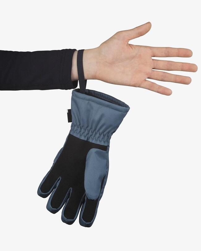 Skihandschuhe Kinder warm wasserdicht - 100 blau mit einer Handschlaufe an dem Handgelenk eines Kindes befestigt.