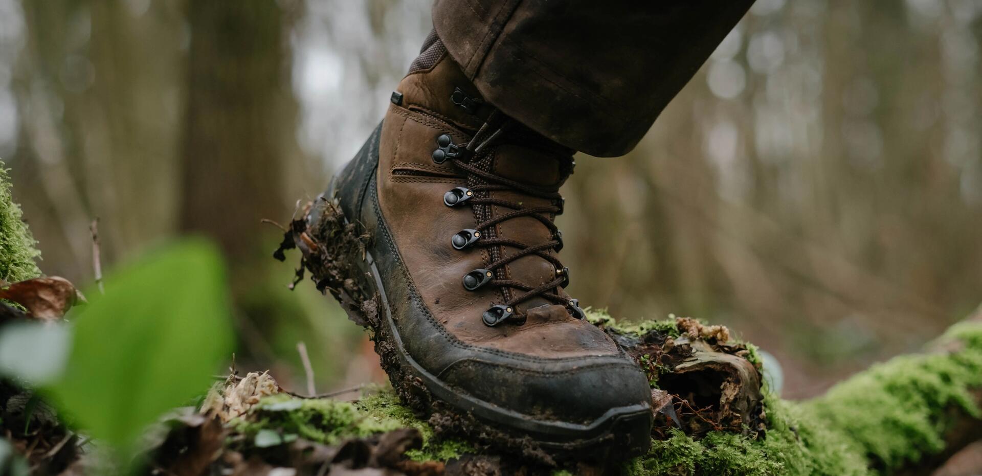 Focus sur une paire de chaussures portée par un bécassier au milieu des bois