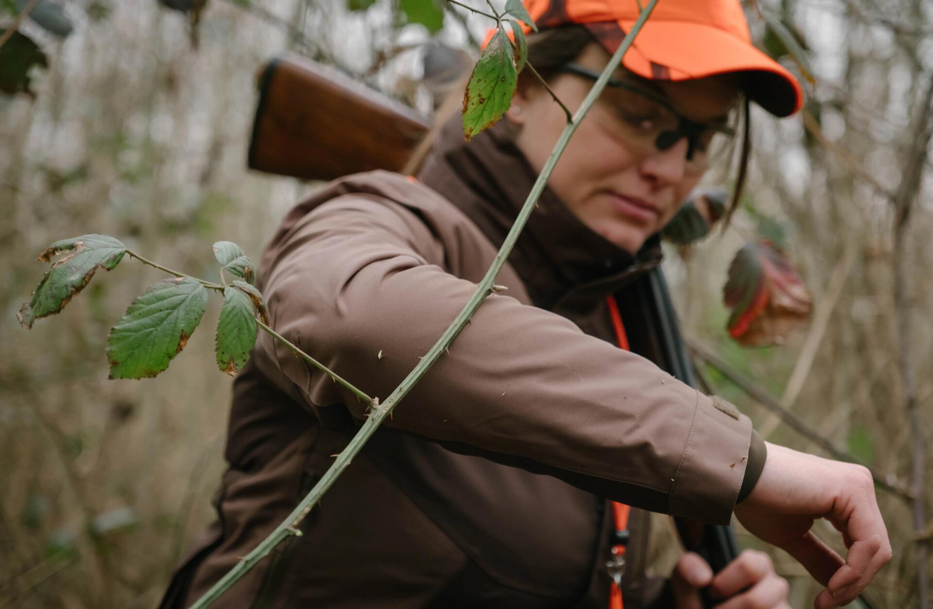 Se frayer un chemin parmi les bois et les ronces pour une chasseresse