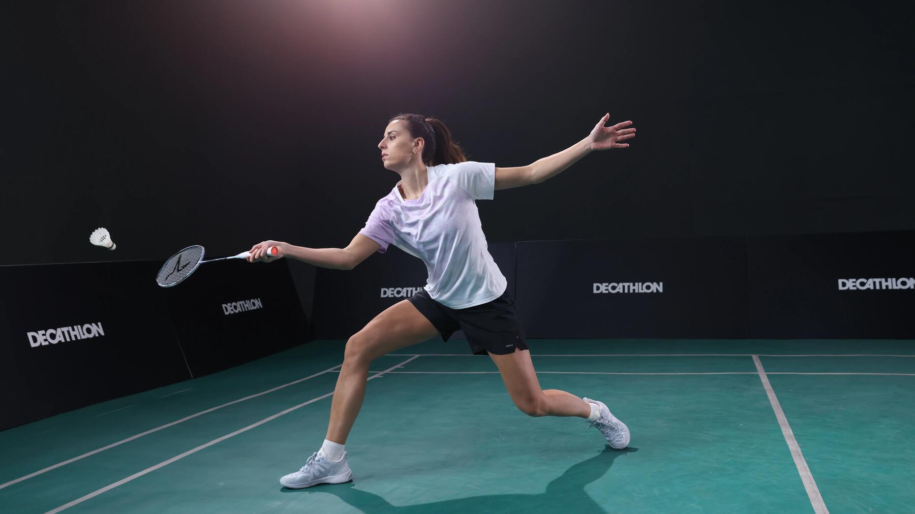 ALEGE FLUTURAȘUL POTRIVIT PENTRU BADMINTON: DIN PENE SAU PLASTIC?