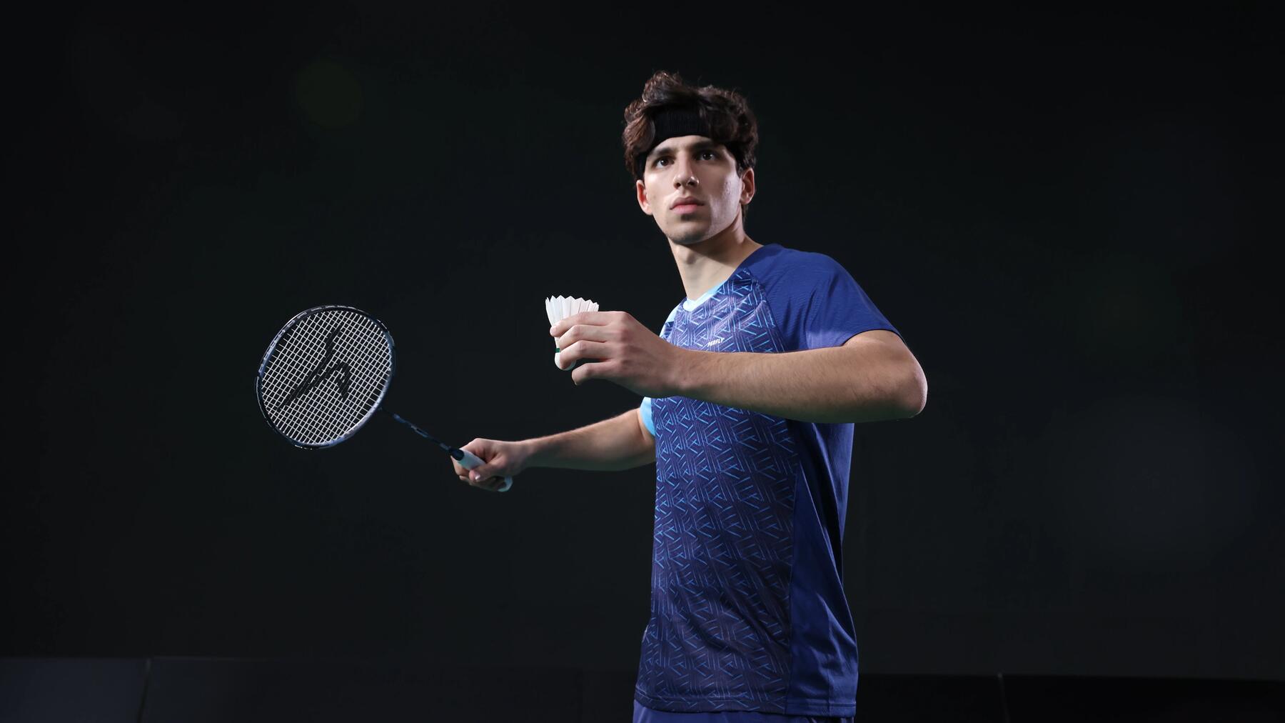 ALEGE FLUTURAȘUL POTRIVIT PENTRU BADMINTON: DIN PENE SAU PLASTIC?
