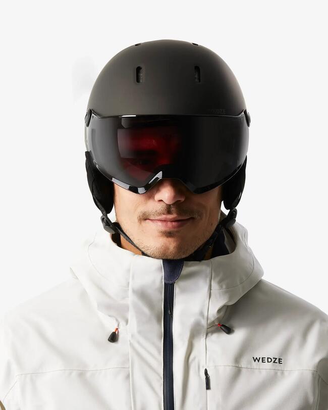 Ein Mann trägt den Visierhelm und schaut dabei in die Kamera.
