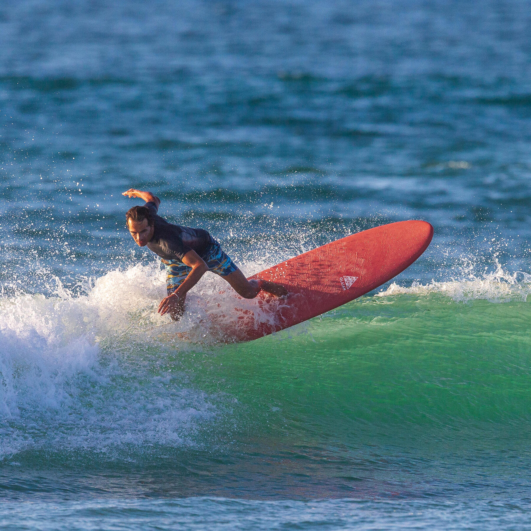Mężczyzna pływający na surfingu w Portugalii