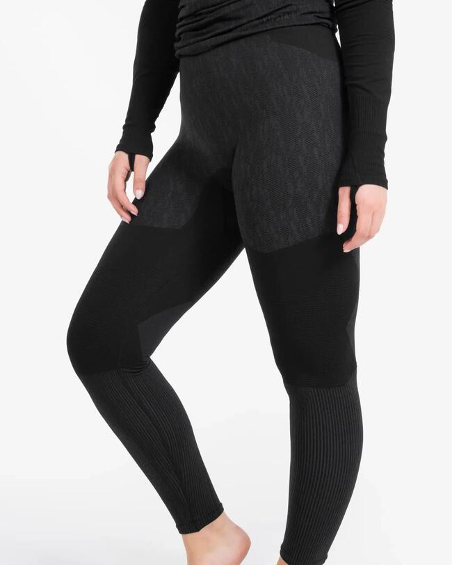 Frau trägt schwarze Keepdry Tights. Aufnahme von vorne vor weißem Hintergrund.
