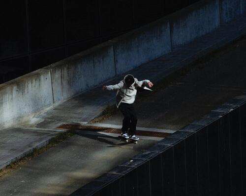 Comment freiner en skate : techniques et astuces