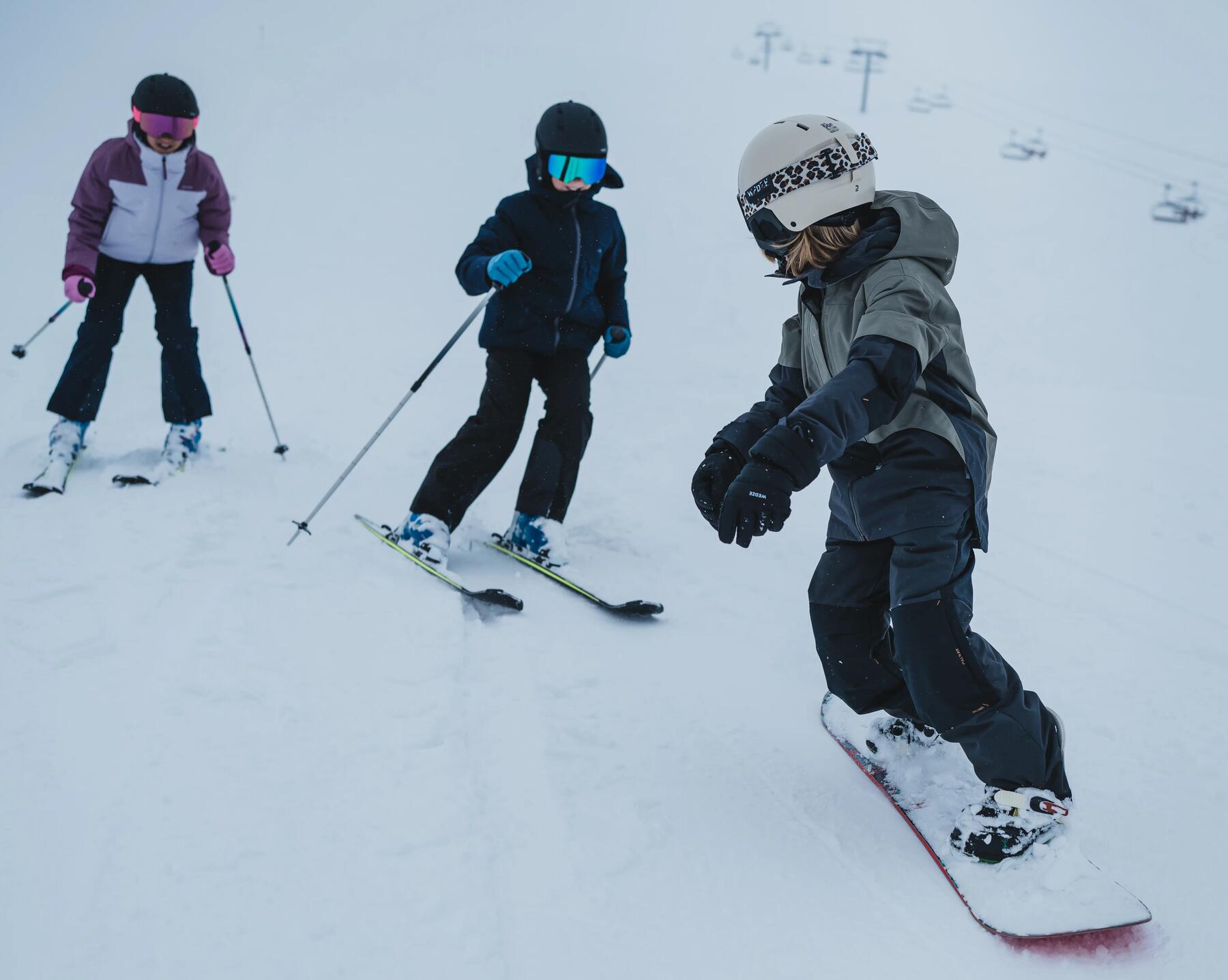Kinderen die samen skiën