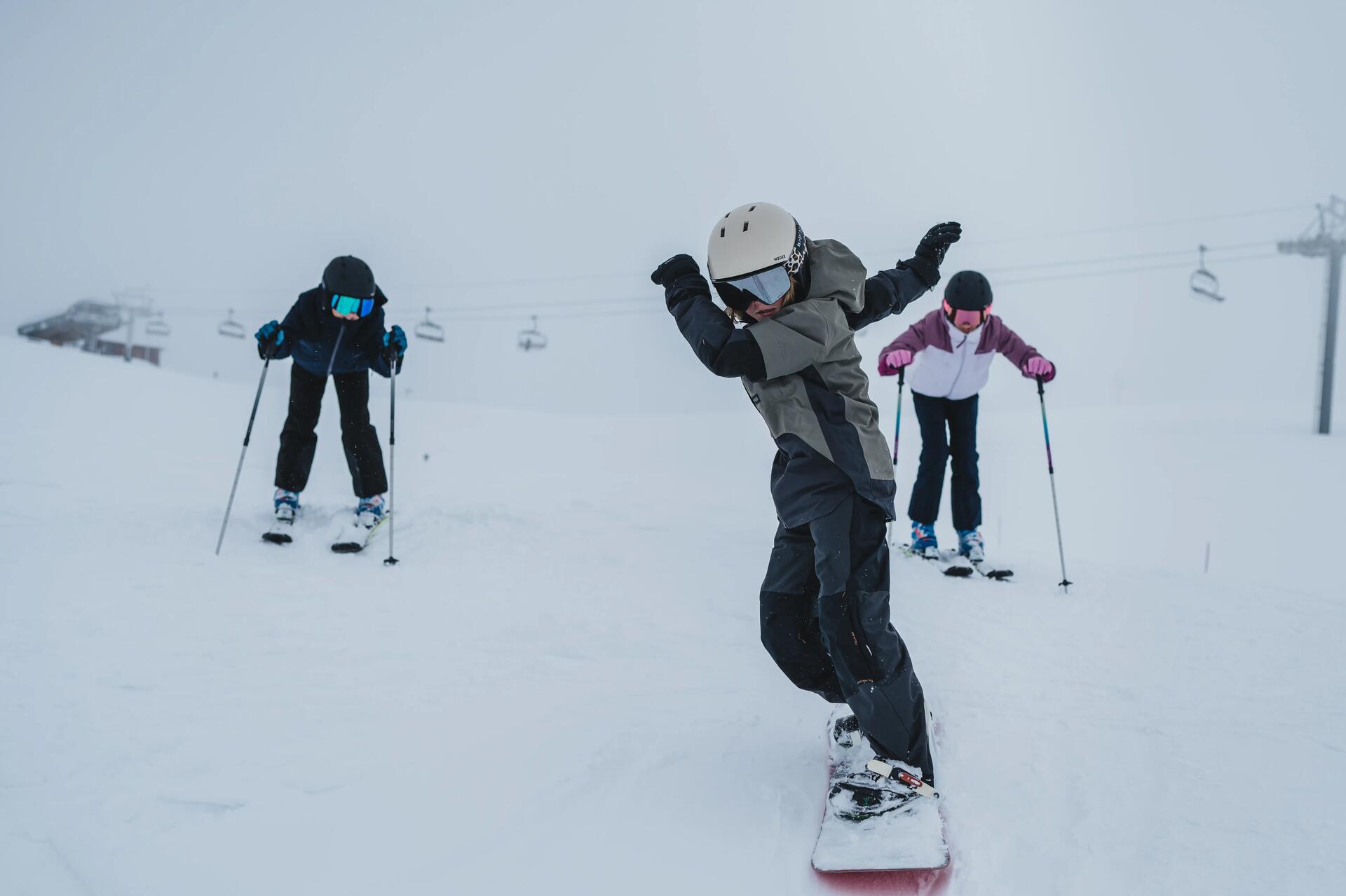 Dziecko zjeżdżające na desce snowboardowej