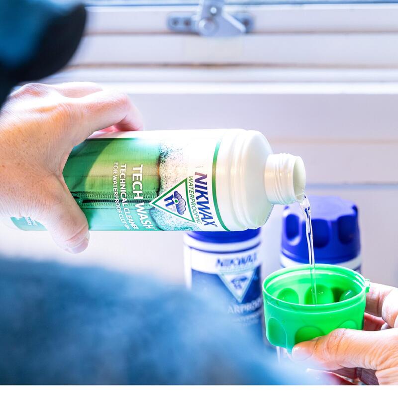 Čisticí a ošetřující přípravek na oděvy Nikwax Tech Wash 300 ml