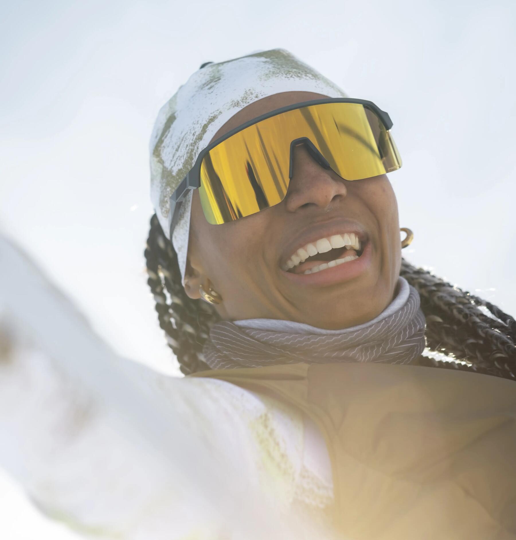 femme en lunette de soleil quechua