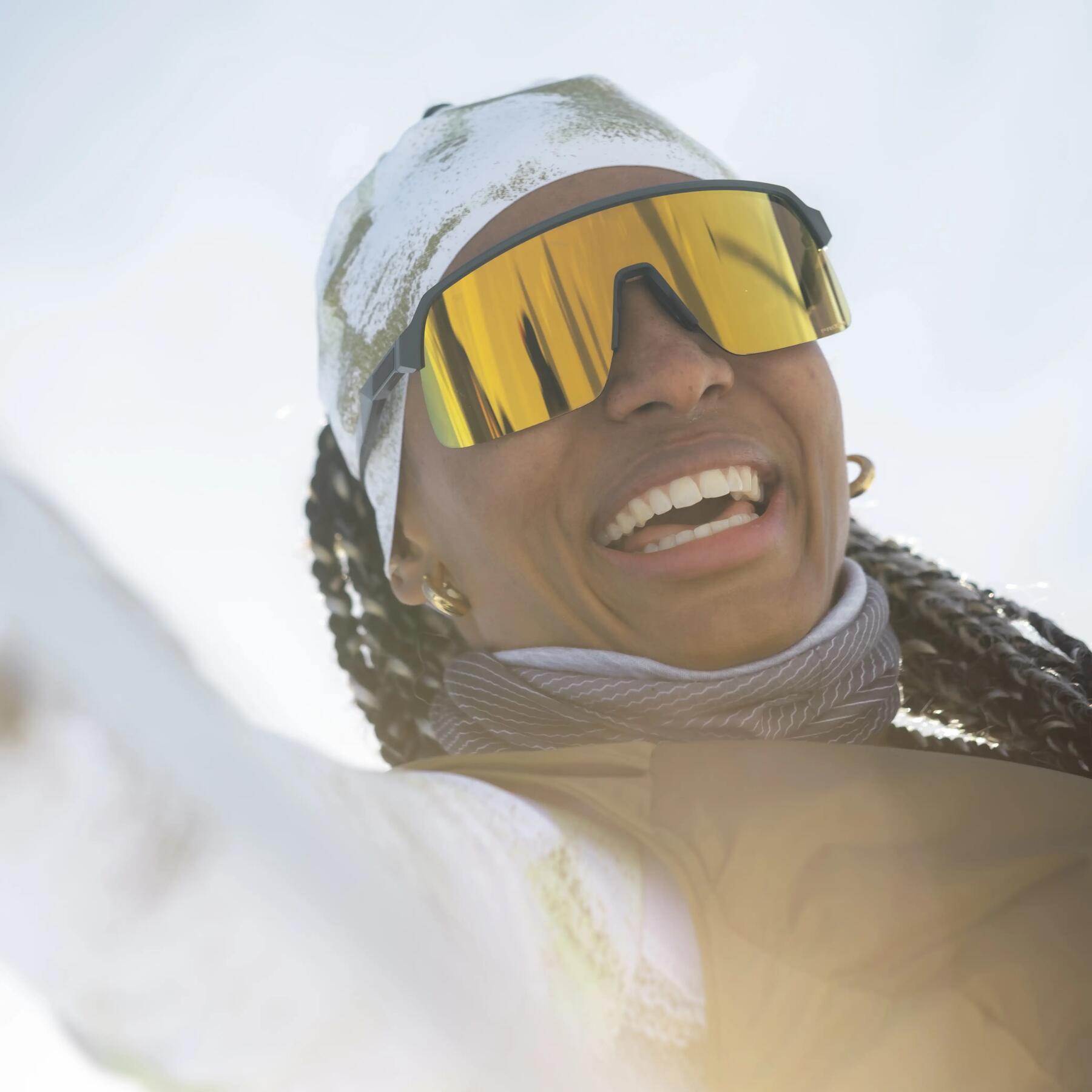 femme en lunette de soleil quechua