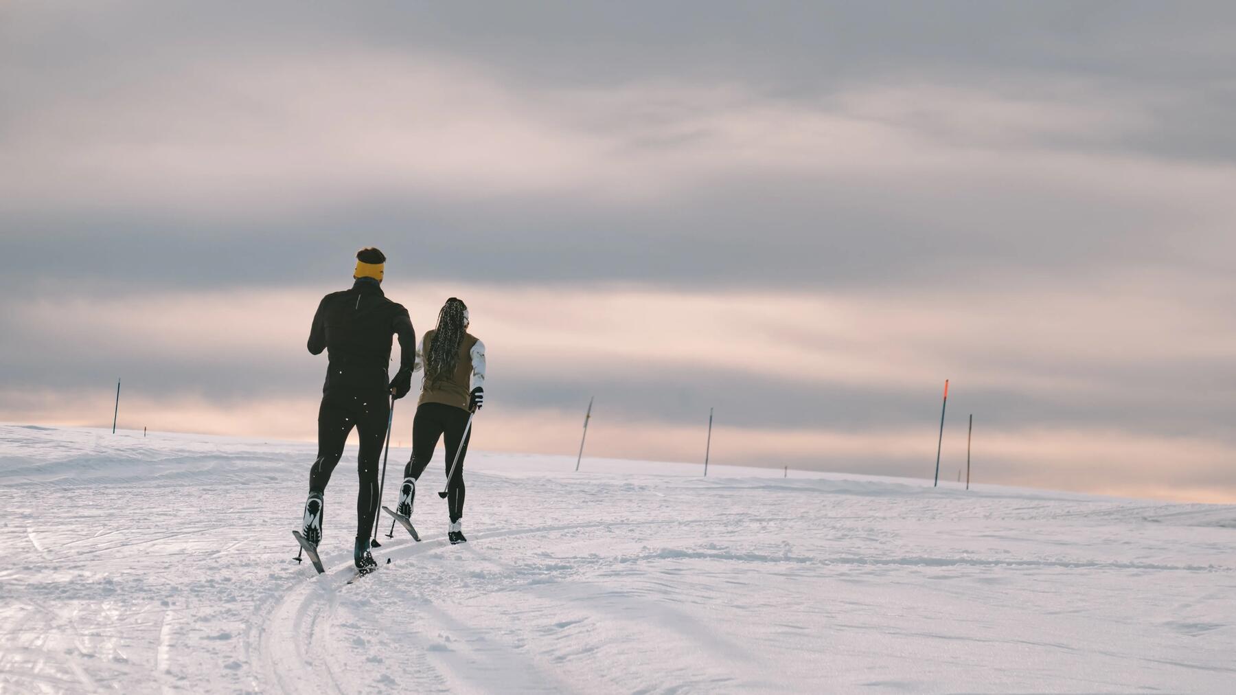 difference between classic cross-country skiing and skating skiing