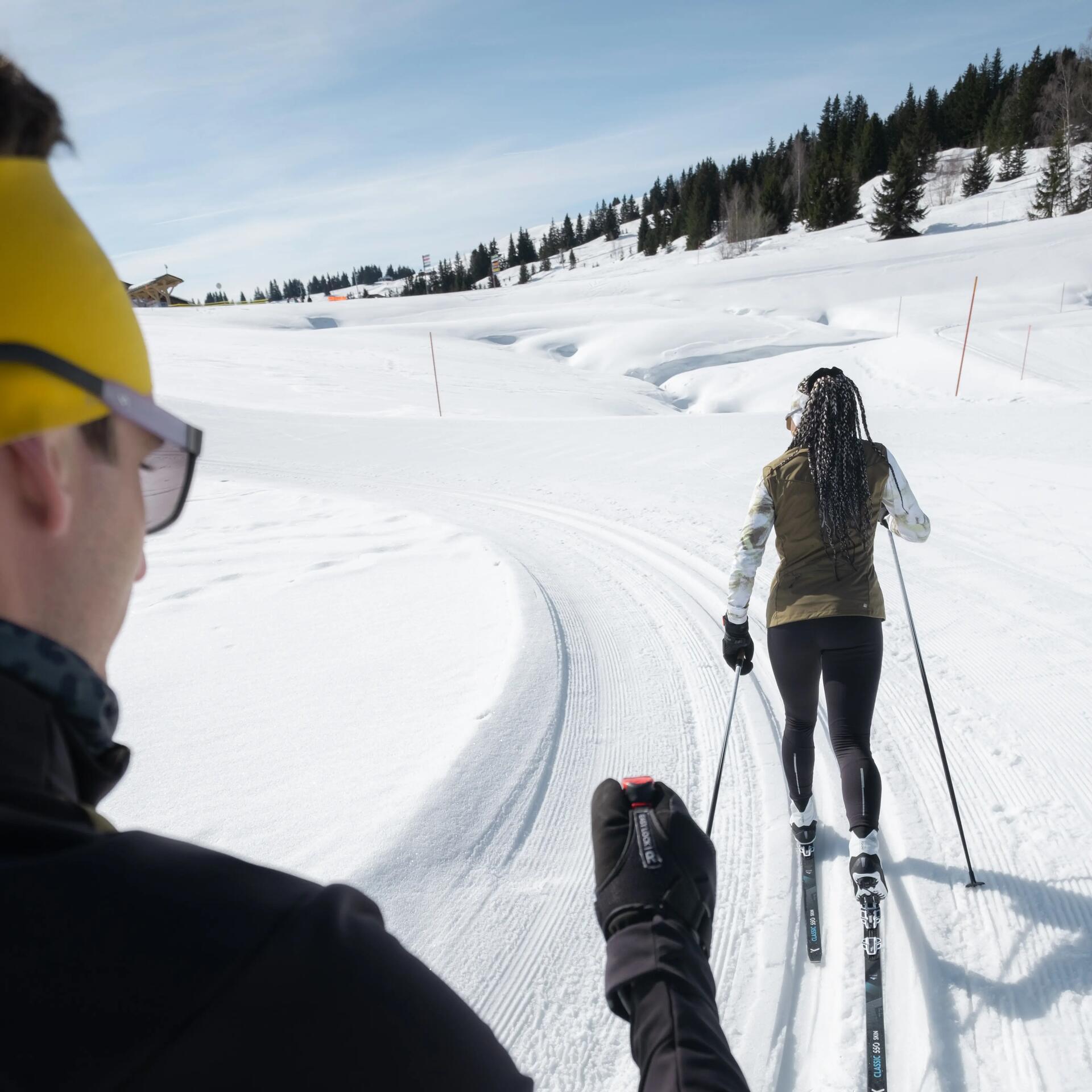 homme et femme en ski de fond, piste de ski