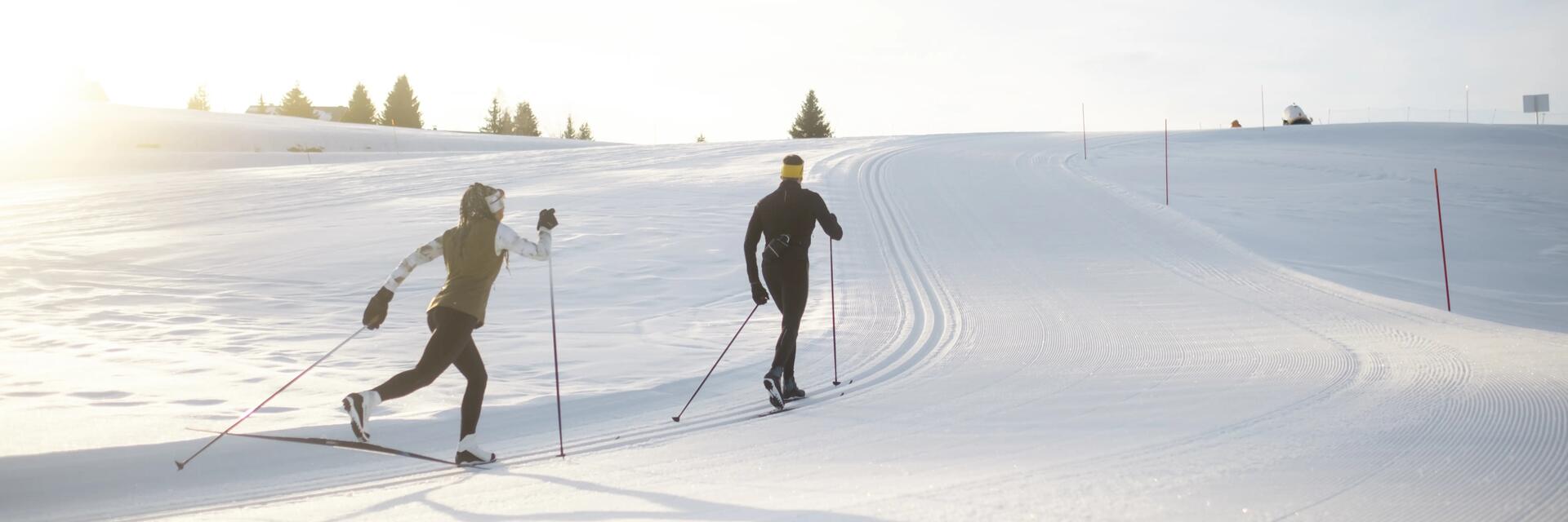 Femme et homme en ski de fond classique decathlon coucher de soleil
